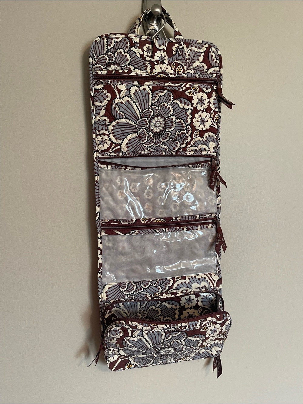 Vera Bradley Hanging Travel
Cosmetic Organizer Bag - Slate
Blooms